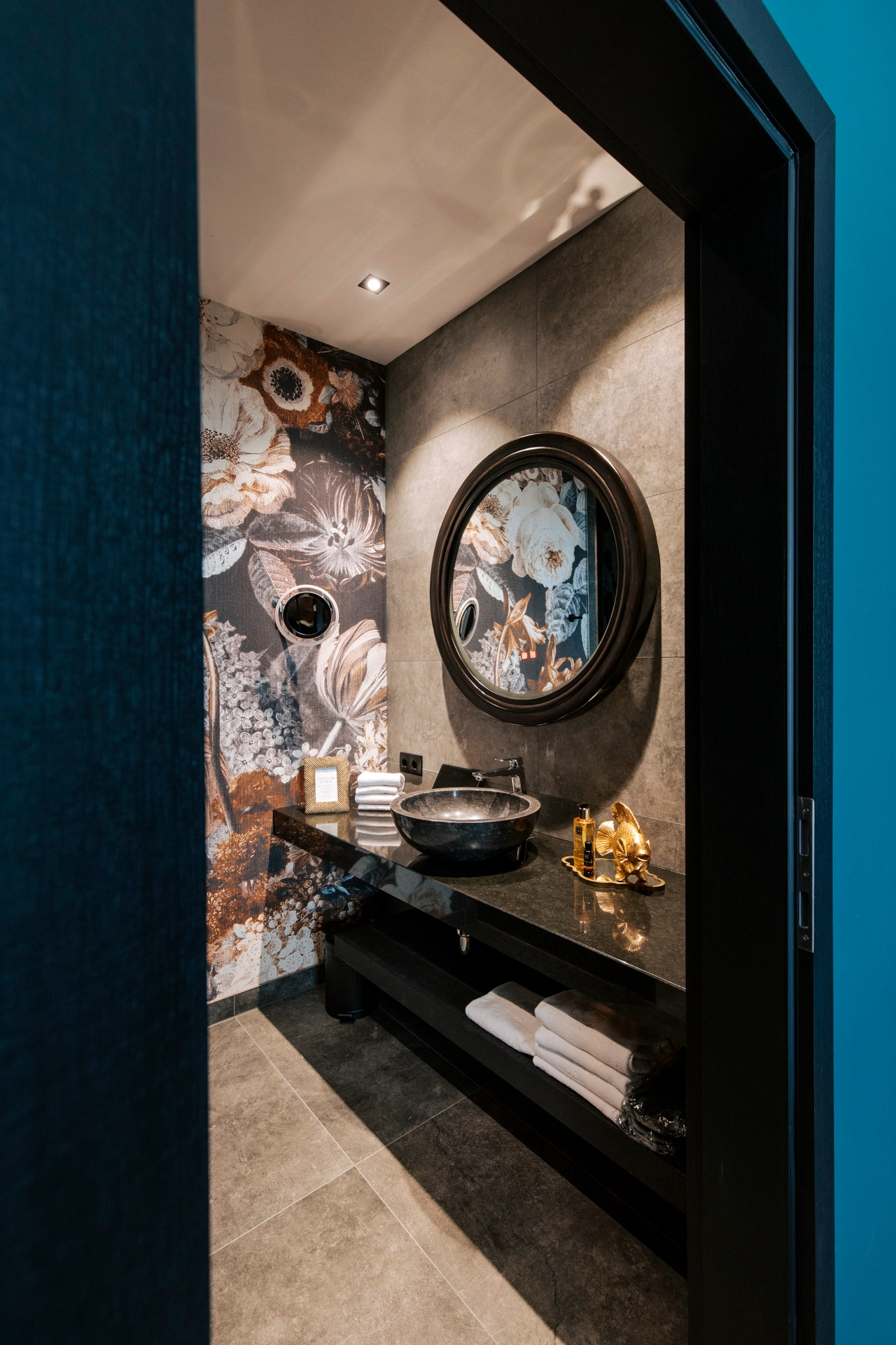 Türrahmen, Tapetenwand, Badezimmer, Runder großer Spiegel, Waschbecken