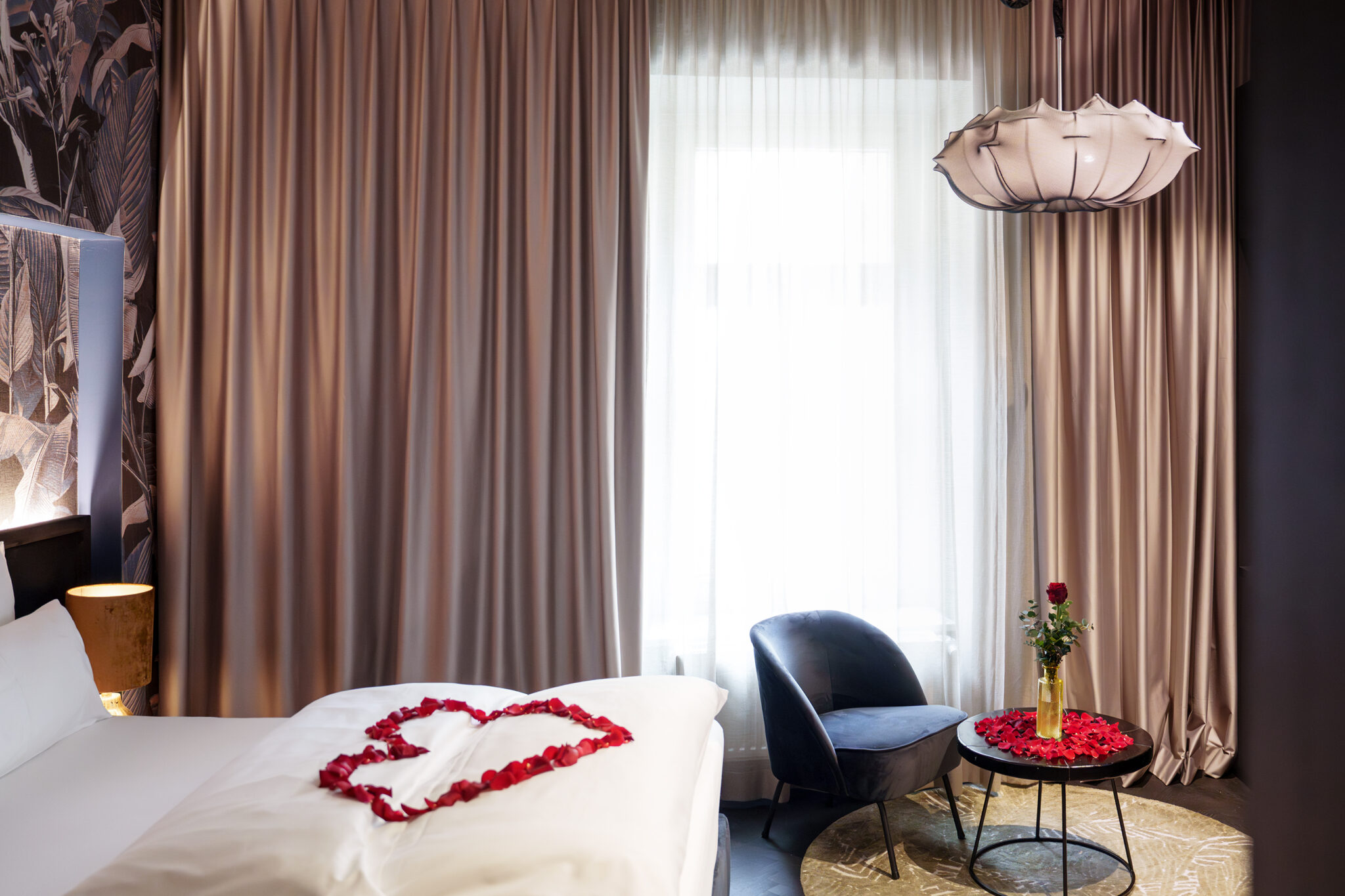 Hotelzimmer mit Rosen-Setup und Prosecco-Setup