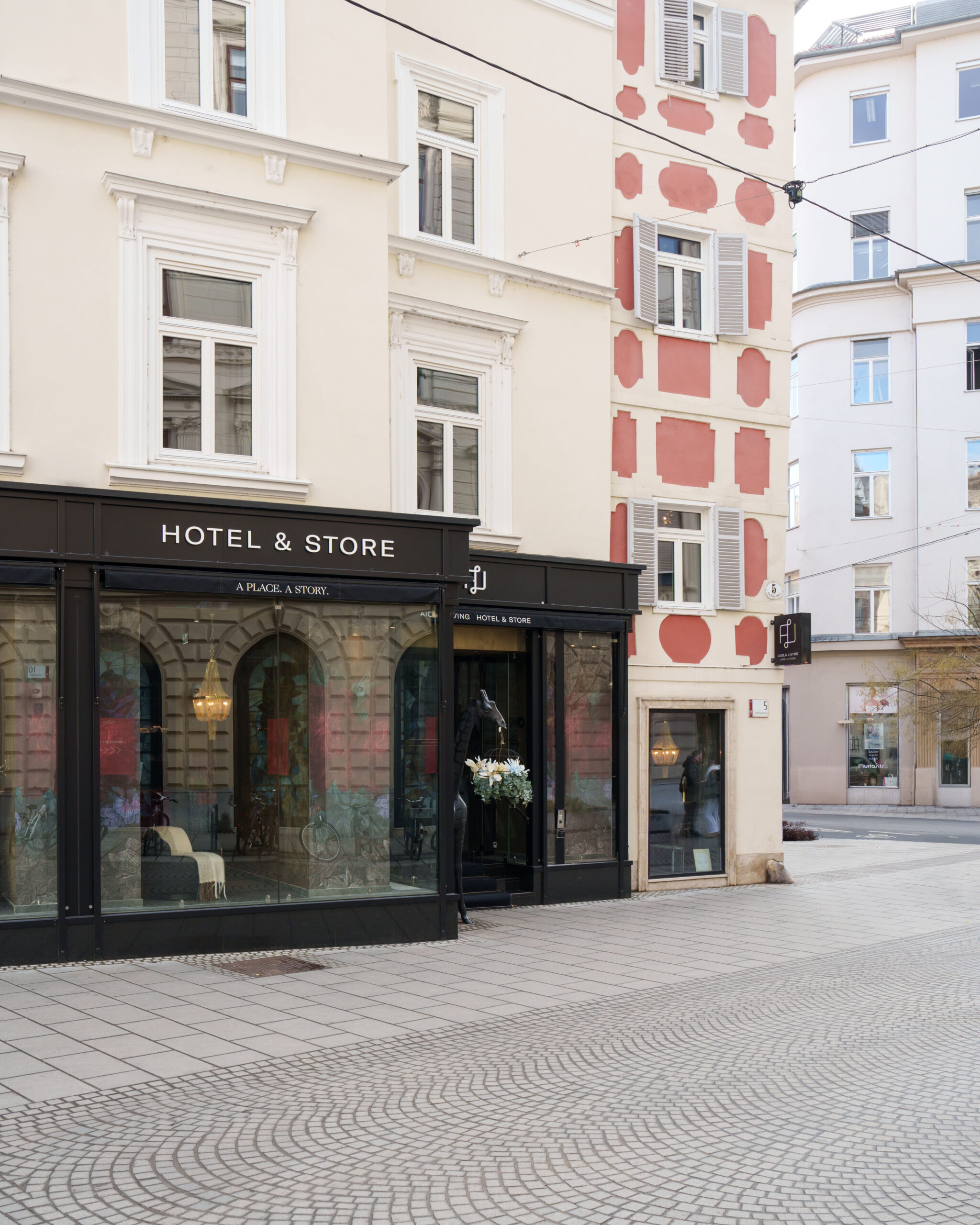 Zu sehen ist die Fassade des Hotels. beworben wird unser City Dreams Special im Aiola Living Hotel - einlösbar von Jänner bis März 2026